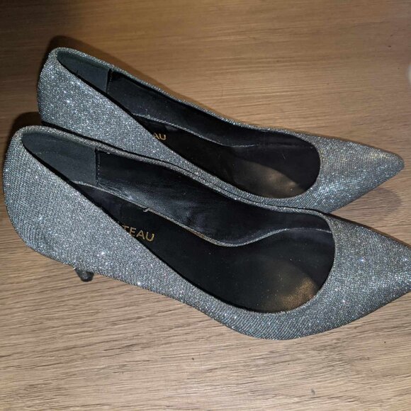 Le Chateau pointed toe sparkle high heels - Picture 1 of 1